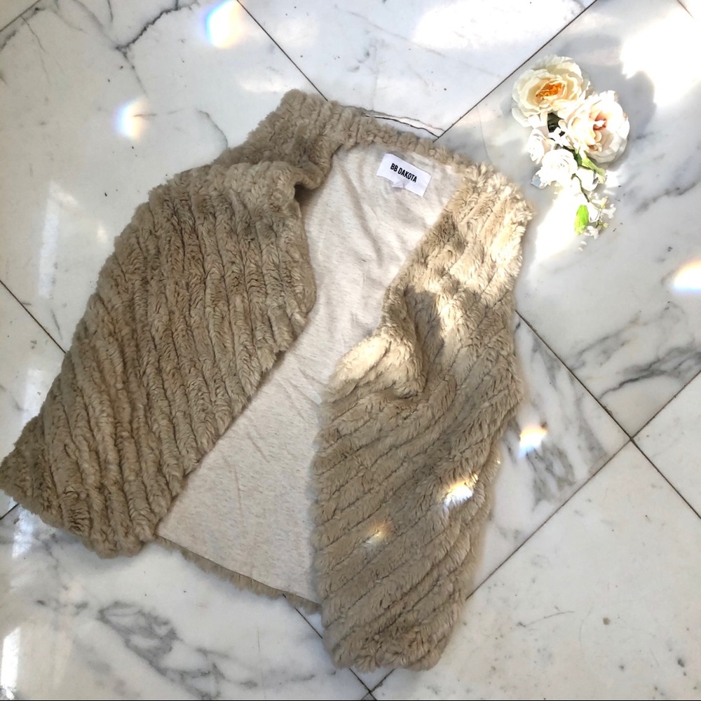 Bloomies tan fur vest 💐